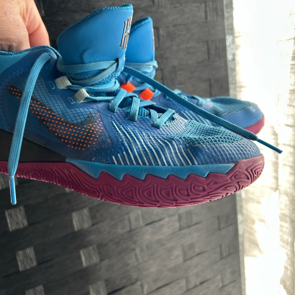 Nike Kyrie Flytrap GS Youth Size 6.5Y